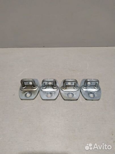 Петли замков Toyota Corolla 2011