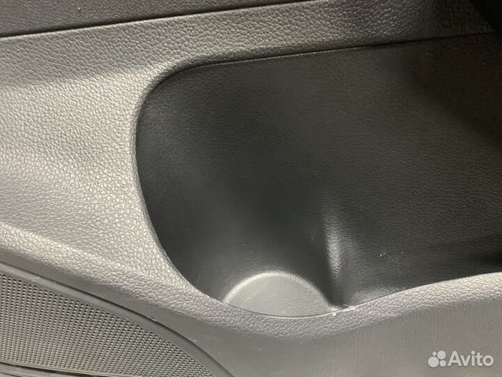 VW Polo Sedan Обшивка двери передней правой