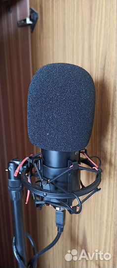 Студийный конденсаторный микрофон