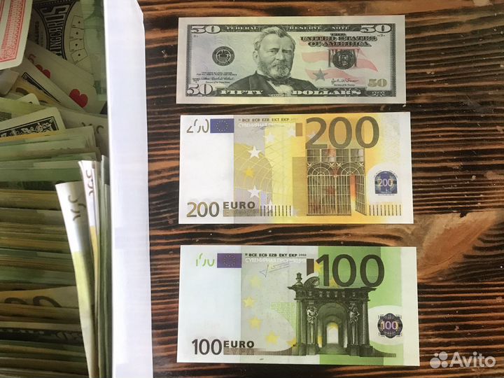 Сувенирные деньги, много