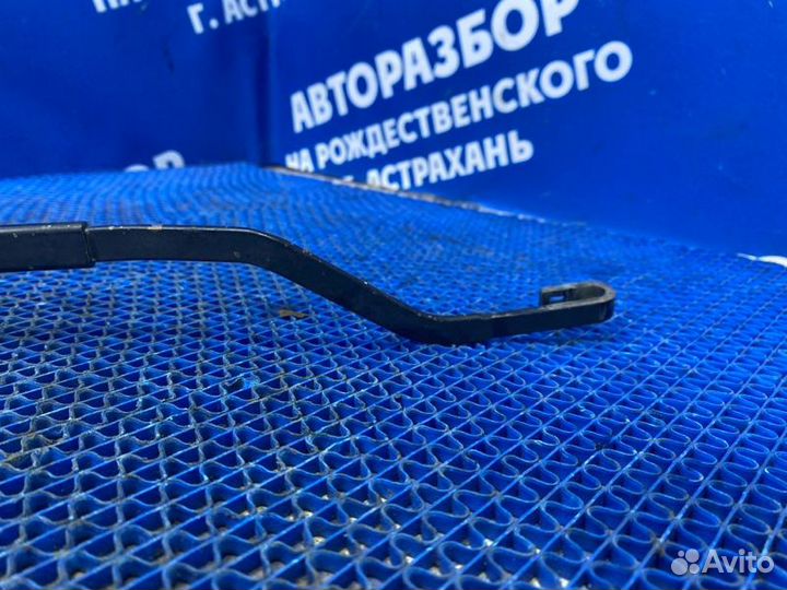 Левый поводок дворника Hyundai Solaris 1 хэтчбек