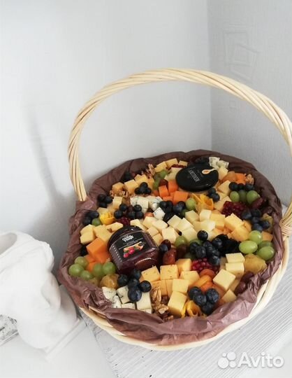 Вкусный букет, букет в корзине