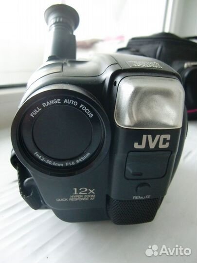 Видеокамера JVC GR-AX68E