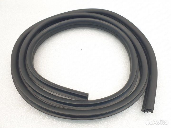 Уплотнительная резинка двери задняя правая Ford