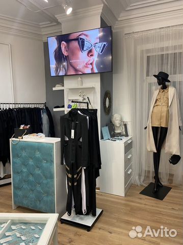 Аренда рейла, корнера, полки, витрин в шоуруме