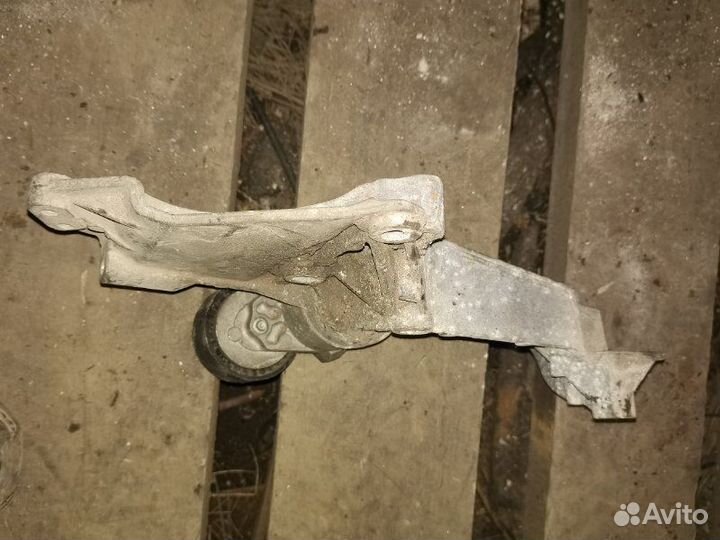 Кронштейн генератора Renault Megane 2