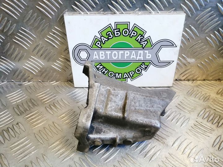 Кронштейн МКПП левый Audi 100 C4 45 кузов 2.3 AAR