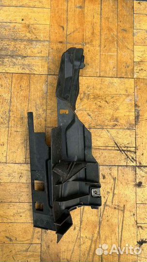 Накладка крыла левая Ford Focus 3