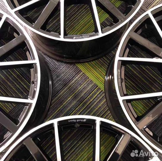 Комплект оригинальных дисков audi q7,q8 r22