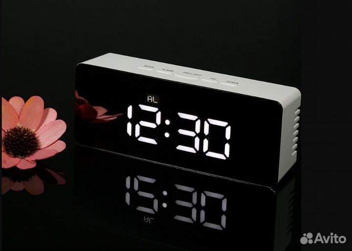 Часы будильник VST 718 зелёные и красные белые