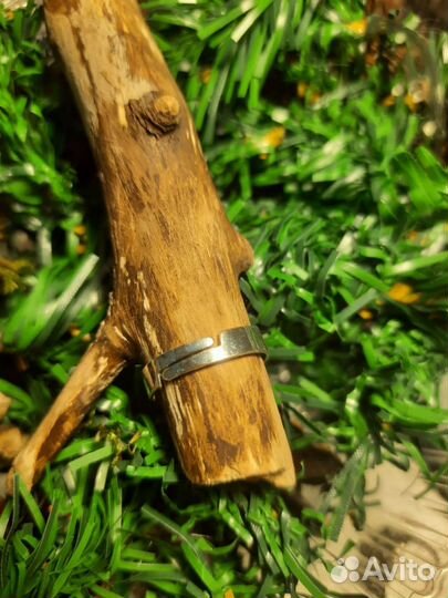 Перстень из эпоксидной смолы и зуба кабана