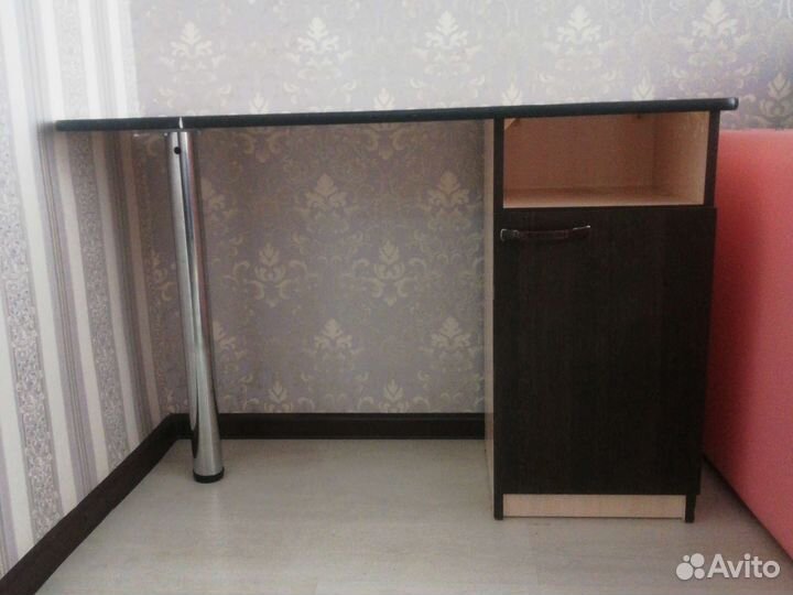 Маникюрный стол