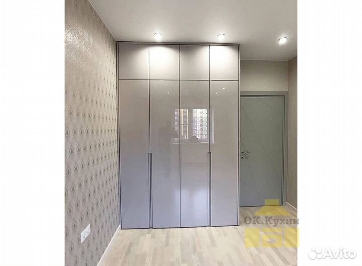 Зеркальный шкаф