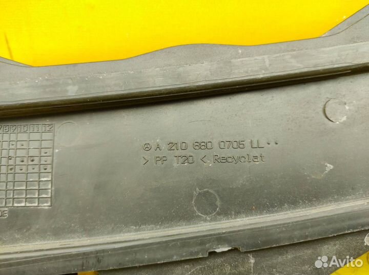 Решетка капота Mercedes-Benz S210 M112.941 3.2