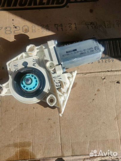 Моторчик стеклоподъемника задний левый Jetta 5