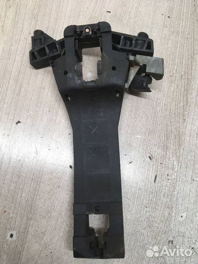 Б/У Кронштейн ручки двери передней левой MB#001