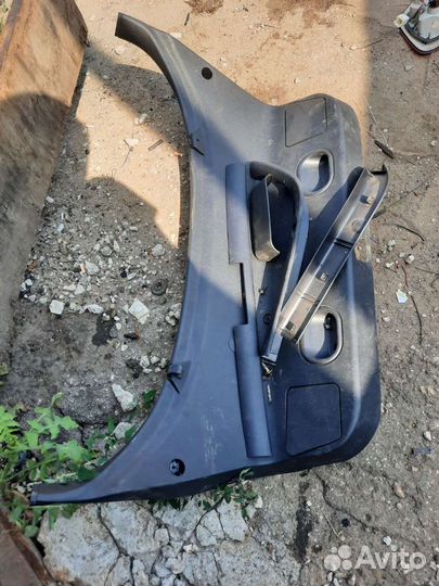 Mitsubishi Carisma обшивка крышки багажника