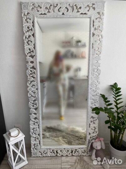 Зеркало в резной раме