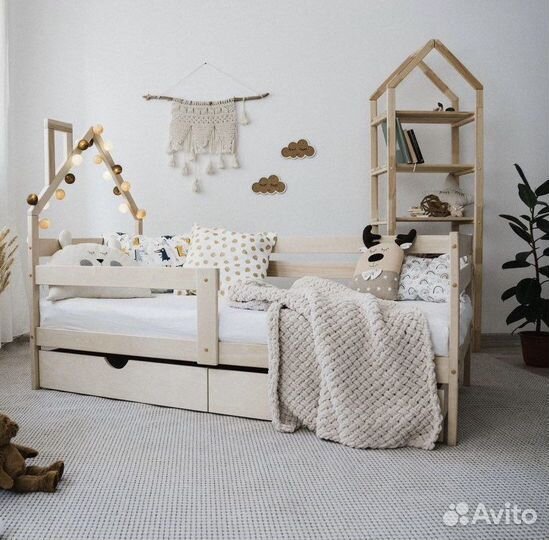 Детская кроватка Софа с крышей из массива