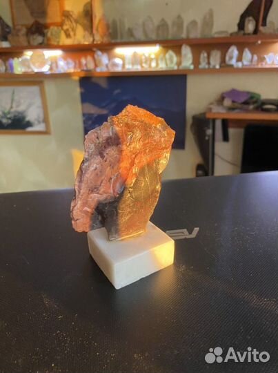 Яшма на подставке