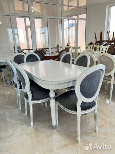 Стол и стулья в гостиную. В наличии