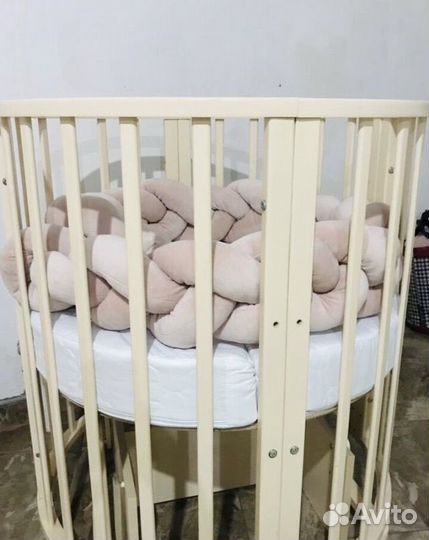 Детская кроватка с маятником