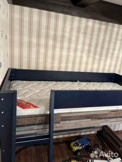 Двухъярусная кровать с матрасом