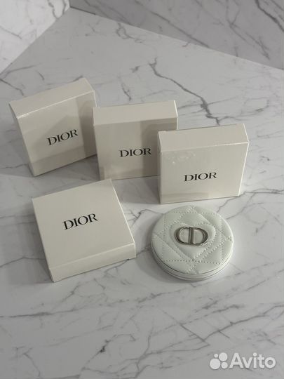 Карманное зеркало Dior белого цвета