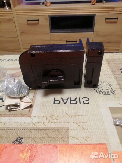 Замок дверной накладной