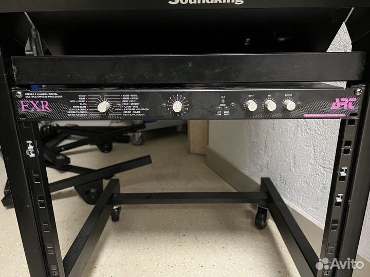 Рековая стойка с приборами