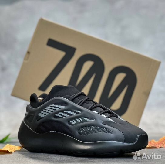 Adidas yeezy boost 700 черные разм. 42