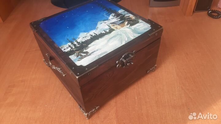 Деревянная шкатулка