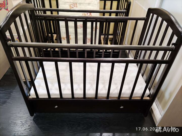 Детская кроватка с продольным маятником
