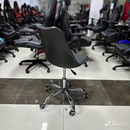 Офисное кресло Dobrin Mickey