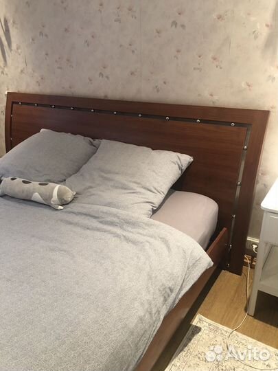 Кровать 200*220 + тумбочки и матрас