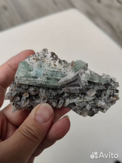 Минерал друза аквамаринов на дымчатом кварце