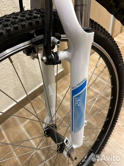 Красивый горный женский велосипед GT laguna