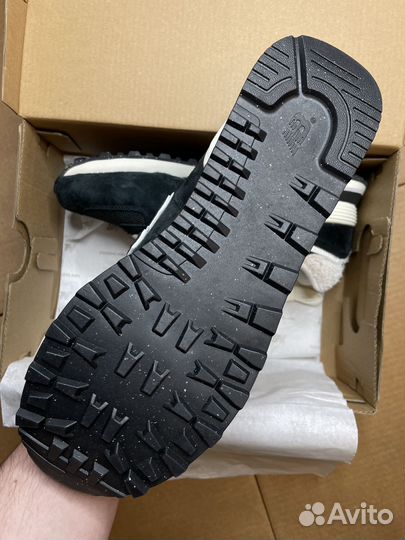 Стильные бело-черные кроссовки New Balance