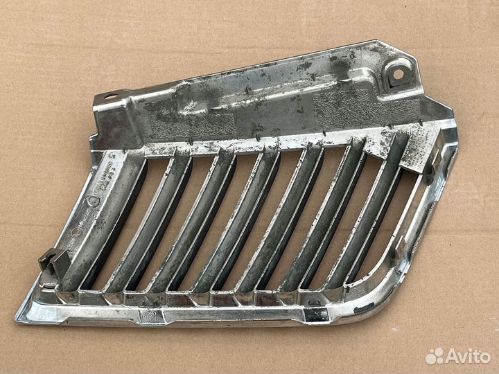 Решетка радиатора левая Mitsubishi L200 MN142329