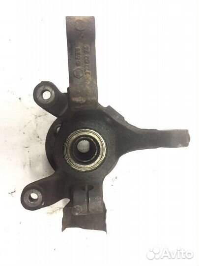 Кулак передний правый Мерседес Вито 638