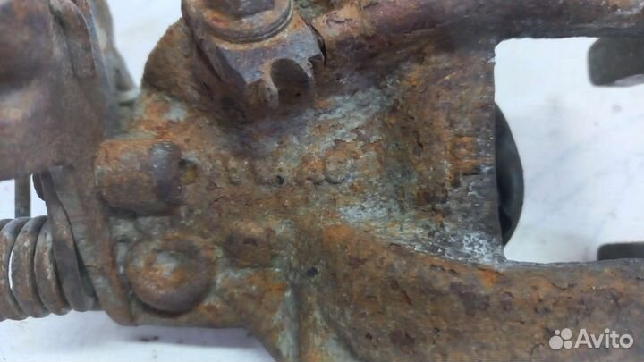 Суппорт задний левый Skoda Octavia A5