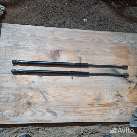 Амортизаторы двери багажника Ford Fiesta