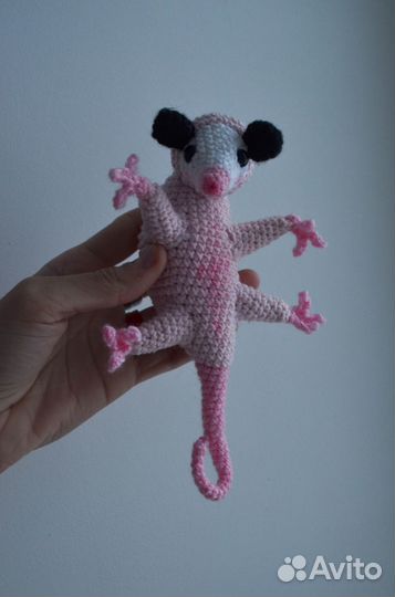 Вязаная игрушка опоссум