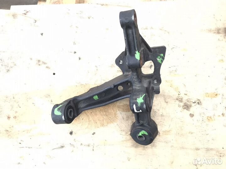 Кулак задний левый Тойота камри в50 55