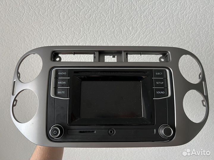 Штатная магнитола на volkswagen tiguan 1
