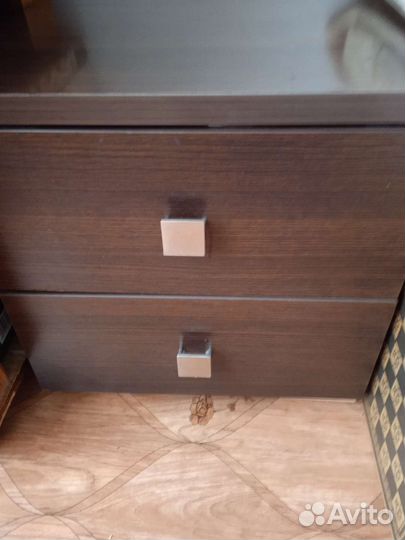 Тумбочка вместительными ящиками