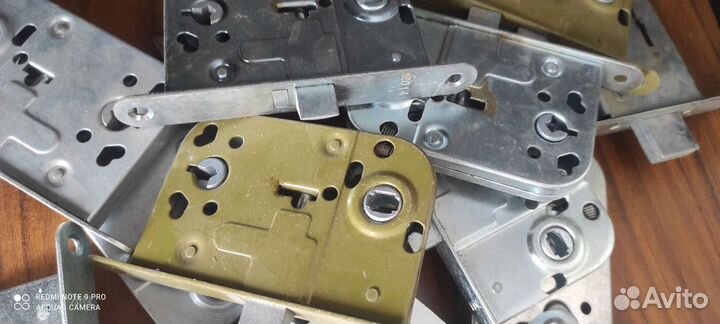 Замок дверной