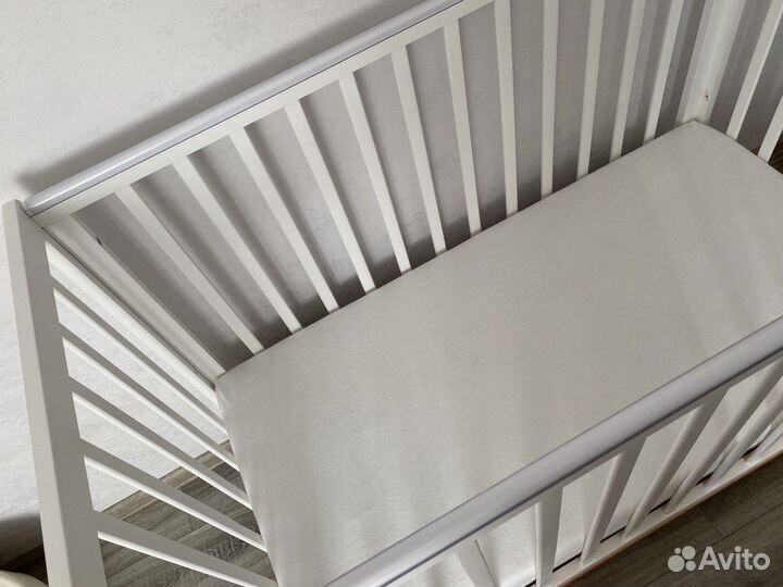 Детская кроватка с маятником и матрасом