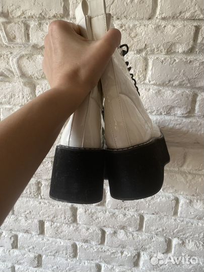 Ботинки лаковые белые dr martens