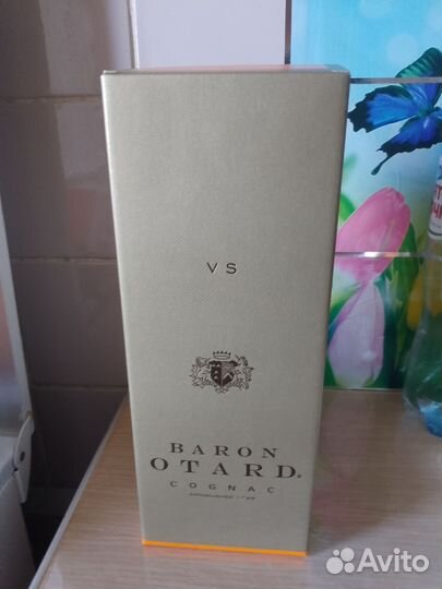 Коробки из под водки и hennessy